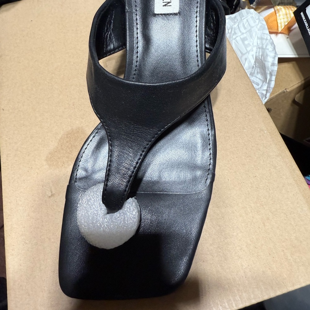 Steve Madden black thong sandals super cute a nice square heel size 9